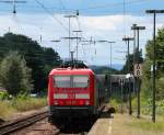 BR 143 mit Zugen RE 22023 (Stuttgart Hbf-T�bingen Hbf) mit Schublok 143 315-0 in Wendlingen (Neckar) 25.7.09
