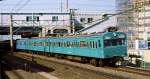 tokyo-ehemstaatsbahn-und-jr Serie 103: Die Z�ge mit dunkelgr�nem Anstrich waren der J�ban-Linie zugeteilt in den Nordosten von Tokyo, Richtung Toride und Narita. Im Bild der motorisierte Endwagen KUMOHA 103-153 in Shin Matsudo, 26.Januar 1977. 