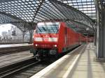 koln-hbf 146 011-2 verl�sst am 24. Juli 2009, mit ihrem RE 1 (Nordrhein-Westfalen-Express) der die Strecke Aachen-Hamm (Westf) f�hrt, den Hbf von K�ln. Interessant finde ich die Spiegelung vom Bahnsteigdach in der Frontscheibe.