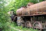 555-kriegs-52 V�llig eingewachsen, stehen diese zwei Dampfr�sser auf den Gel�nde des Eisenbahnmuseums in Luzna u Rakovnika . 