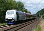 185 663-2 der Lokomotion zieht einen EuroExpresszug durch Leubsdorf in ...