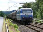 niag-niederrheinische-verkehrsbetriebe 481 004-0 der NIAG f�hrt mit einem langen G�terzug durch Leubsdorf in Richtung Norden. Aufgenommen am 28/07/2009.