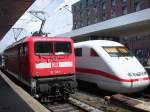 112 115-1 mit 2 Stromabnehmern am Fahrdraht im Bf Hmb-Altona; ...