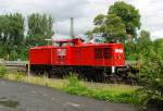 Lok 105 der MEG steht abfahrbereit mit Langschienenwagen im Bahnhof ...