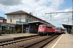 Dieseltriebzug trifft auf E-Lok, hie� es am 25.7.2009 in Aalen. ...