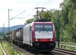 Fast im Blockabstand fuhren drei G�terz�ge rheinabw�rts durch Leubsdorf. Hier ...