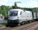 Der Hupac-Taurus ES 64 U2-100 pr�sentierte sich bei bestem Wetter ...