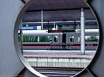 Durch ein Bullauge in einem Stahltr�ger auf dem Bahnhof Kassel-Wilhelmsh�he ...