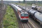 1144 251 der �BB mit einem Containerzug beim verlassen des ...