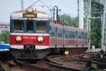 en57 Stettin, 26.07.2009, Blick von der Stra�e Owocowa auf den in den Hauptbahnhof einfahrenden EN57-1296rb nach Kamień Pomorski