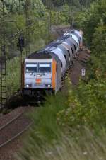 havellandische-eisenbahn-ag-hvle 285 001-4 bringt mit 185 641-8 am Zugenede einige Kalkwagen zwischen Blankenburg und H�ttenrode nach R�beland. 31.07.2009