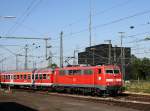 BR 111 mit Zugen Die 111 079 am 01.08.2009 bei der Einfahrt in den Stuttgarter Hbf. 