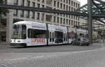 dresden-niederflurwagen-haltestellen-strecken DVB Nr.2717 'Autohaus Fugel, Honda' und ein lebensm�der Autofahrer, der fast vor die Stra�enbahn gefahren w�r, sie aber noch im letzten Moment sah, am 10.07.'09 an der Haltestelle Postplatz 