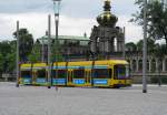 dresden-niederflurwagen-haltestellen-strecken Typisches Stadtbild Dresdens: Der Zwinger, davor DVB Nr.2592 'Conrad Electronik', zwischen den Haltestellen Postplatz und Am Zwingerteich