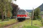 Steuerwagen Bauart Karlsruhe Mit einem lauten und langen Pfiff �berquert am 30.7.2009 eine RB von Oberlenningen nach Wendlingen einen unbeschrankten Bahn�bergang in Owen.