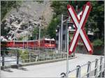 e-loks-ge-4-4-ii R1441 mit Ge 4/4 II 621 'Felsberg' passiert die ehenmalige Haltestelle Sassal, die wegen des br�ckelnden Felsens im Hintergrund, aufgegeben wurde. (19.07.2009)