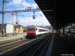 IC2000 Am 1. und 2. August 2009 fanden bei der SBB die Heimattage statt. Jeder Schweizer B�rger konnte f�r 15.- (ca. 10�) ab irgendeinem Ort der Schweiz an seinen Heimatort fahren, egal wie weit dieser weg ist. Da ein grosser Ansturm bef�rchtet wurde, wurden die meisten Z�ge verst�rkt. Die IC 8xx Romanshorn - Brig mit den h�sslichen Modulen vor der Lok. W�hrend die Re 460 024-3 ''Zugkraft Aargau'' zieht und schiebt, f�hrt der Bt 50 85 28-94 984-7 diesem Gespann voraus und erreicht hier den Bhf. Winterthur