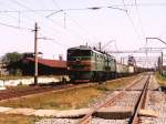 2TE116 2TE10M-4037 (2TЗ10M-4037) mit G�terzug (51 waggons) zwischen Kovrov (Ковров) und Vladimir (Владимир) bei Bogolyubovo am 31-08-2004. Bild und scan: Date Jan de Vries.