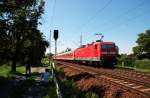 BR 143 mit Zugen Nachschuss auf den RE nach Cottbus, hinten schiebt 143 556. Fotografiert am 27.07.09 in Dresden-Stetzsch.