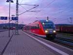 br-642-desiro-db Ein Desiro wird in wundervoller Abendstimmung auf Gleis 4 im Bahnhof Saalfeld (Saale) beim Rangieren aufgehalten, weil ein entgegenkommender Artgenosse ebenfalls mit einer Rangierfahrt besch�ftigt ist und das Gleis erst r�umen muss. (31.07.2009)