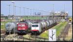 ITL Eisenbahngesellschaft mbH 233 572-7 und 285 106-1 der ITL warten in Raffinerie Wilhelmshaven auf Abfahrt, im hintergrund zu sehen ist noch die Kesselwagenverladung und rechts daneben steht die Werkslok 1 von Gmeinder Bj.1975 in den aktuellen Jet Tankstellen farben. 31-07-2009