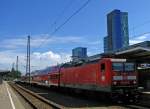 BR 143 mit Zugen Eine etwas besondere Zugszusammenstellung konnte ich am 1.August 2009 bei dieser Regionalbahn von Freiburg nach Seebrugg beobachten. Nach der 143 316 folgte ein Doppelstockwagen aus DR-Best�nden, danach ein modernisierter n-Wagen und am Ende ein Doppelstockwagen der 1. Generation. Die Aufnahme entstand in Freiburg Hbf. 