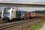 BR 183 1216 950 der WLB f�hrt am 30.7.09 durch Duisburg-Entenfang