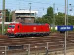 BR 185 Lokportaits 185 006-4 rangiert vor dem Stellwerk in Aachen West.