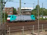Montzenlinie Aachen-Montzen-Vise E186 208 rangiert vor dem Stellwerk in Aachen West.