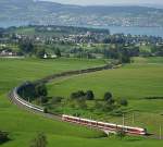 SOB Sudost-Bahn SOB-Voralpen-Express (l.) hat soeben den SOB-Flirt (r.) gekreuzt, zwischen H�tten ZH und Schindellegi. Im Hintergrund: Z�richsee mit Goldk�ste. 01. Aug. 2009, 17:42