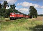 BR 233 mit Zugen Reger Verkehr herrscht auf der Anschlussbahn ins Schotterwerk O�ling. Die DB setzt hier nat�rlich ihre Kraftprotze der BR232 und 233 ein. 233 478 hat soeben das Werk in O�ling verlassen und f�hrt den Zug nach Senftenberg.