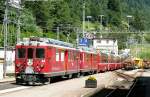 strecke-berninabahn-sm-ti RhB - Bernina-Express 961 von Davos Dorf nach Tirano am 19.07.2009 Einfahrt Poschiavo mit Triebwagen ABe 4/4 II 44 + ABe 4/4 II 43 - Ap 1293 - Api 1304 - Bps 2513 - Bp 2525 - Bp 2504 - Bp 2524
