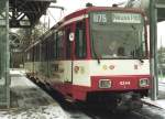 stadtbahn-dusseldorf-duisburg-hochflurstadtbahn B90 4244 Rheinbahn D�sseldorf steht zu Beginn der 90er Jahre abfahrbereit am Endhaltepunkt der Linie U75. Der Wagen war �brigens der erste, der sp�ter mit Rheinbahn TV ausger�stet wurde und die neue silberfarbene Lackierung bekam.