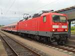 BR 143 mit Zugen 143 079-2 im Hauptbahnhof Zwickau. Kurze Zeit vorher kam sie als RE 26115 aus Leipzig Hbf. Dieser Zug f�hrt immer mit den Halberst�dter Wagen. Sie sind zwar �u�erlich in einem sehr schlechten Zustand und es riecht innen teilweise sehr stark nach Putzmitteln, sie haben aber den Vorteil, dass man bei ihnen im Gegensatz zu den ex DR-Doppelstockwagen die Fenster zur H�lfte aufschieben kann, gerade im Sommer ein Vorteil ;-) Fotografiert am 02.08.2009