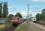 Links f�hrt 143 311-9 mit einer unbekannt gebliebenen RB Richtung ...