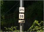 strecke-arosabahn-ch-a Beim Strassen�bergang Sassal befindet sich diese Warntafel. (19.07.2009)