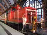 BR 363 363 192-6 rangiert, am 07.07.'09, im letzten Abendlicht, einen IC Wagen 2. Klasse zum Abstellgleis. Gesehen in Dresden Hbf.