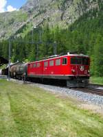 e-loks-ge-6-6-ii Die Ge 6/6 II 702 rollt hier mit einem gemischten G�terzug durch Spinas. An diesem Haltepunkt unmittelbar beim S�dportal des Albulatunnels halten leider nur noch sehr wenige Personenz�ge. (21.Juli 2009)