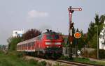 BR 218 mit Zugen Lautstark beschleunigt die Kemptener 218 469 den RE 32715 von Ulm nach Kempten (Allg�u) aus dem Bahnhof von Illertissen in Richtung Memmingen.