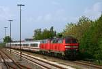 BR 218 mit Zugen In voller Schussfahrt passieren mit f�hrender 218 434 zwei Ulmer 218er mit dem ab Ulm als Regionalexpress verkehrenden IC / RE 2013 von Hannover nach Oberstdorf den idyllischen Bahnhof von V�hringen. Zumindest die 218 434 war bis Dezember 2008 noch in L�beck beheimatet, bevor sie in den S�den kam, die Nummer der zweiten Lok war bei der Durchfahrt leider nicht zu erkennen.