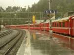 strecke-albulabahn-1-rei-fi RegioExpress von St. Moritz nach Chur bei der Ausfahrt von Reichneau - Tamins. Gezogen durch eine Ge 6/6 II