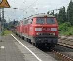 225 020-7 mit einer weiteren 225er bei der Durchfahrt in ...