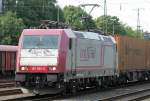 Die 185 595-6 von Crossrail zieht eine G�terzug durch K�ln ...