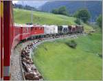 In steilem Gel�nde unterhalb von Langwies GR wird die Strecke ...