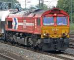 Die Class 66 DE64 bei der Durchfahrt mit einem Kesselzug ...