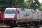185 596-4 von CrossRail zieht einen G�terzug durch K�ln West ...