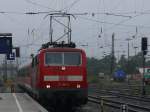 111 001-4 bei der Bereitstellung einer RB in Regensburg Hbf, ...
