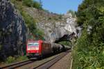 185 055 mit Kesselwagenzug am 01.08.2009 beim Felsentor bei Etterzhausen ...