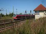 Flirt 429 f�hrt am 05.August 2009 am Weichenw�rterstellwerk W1 aus ...
