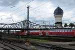 Beherrschend: Der unter Denkmalschutz stehende Wasserturm von Darmstadt Hbf h�lt ...